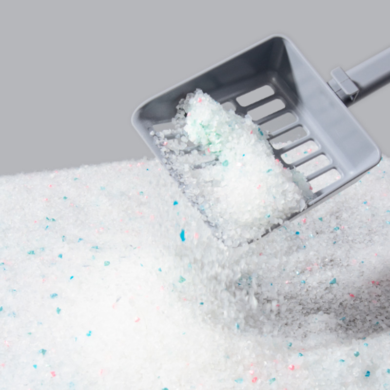 Arena para gatos ligera y fina de cristal con tamaño de gránulo y textura ideales para patas tiernas